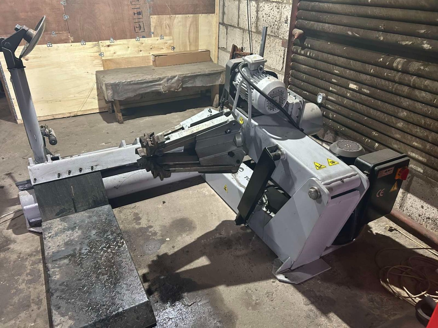 Станок шиномонтажный ESBerg TCS52B