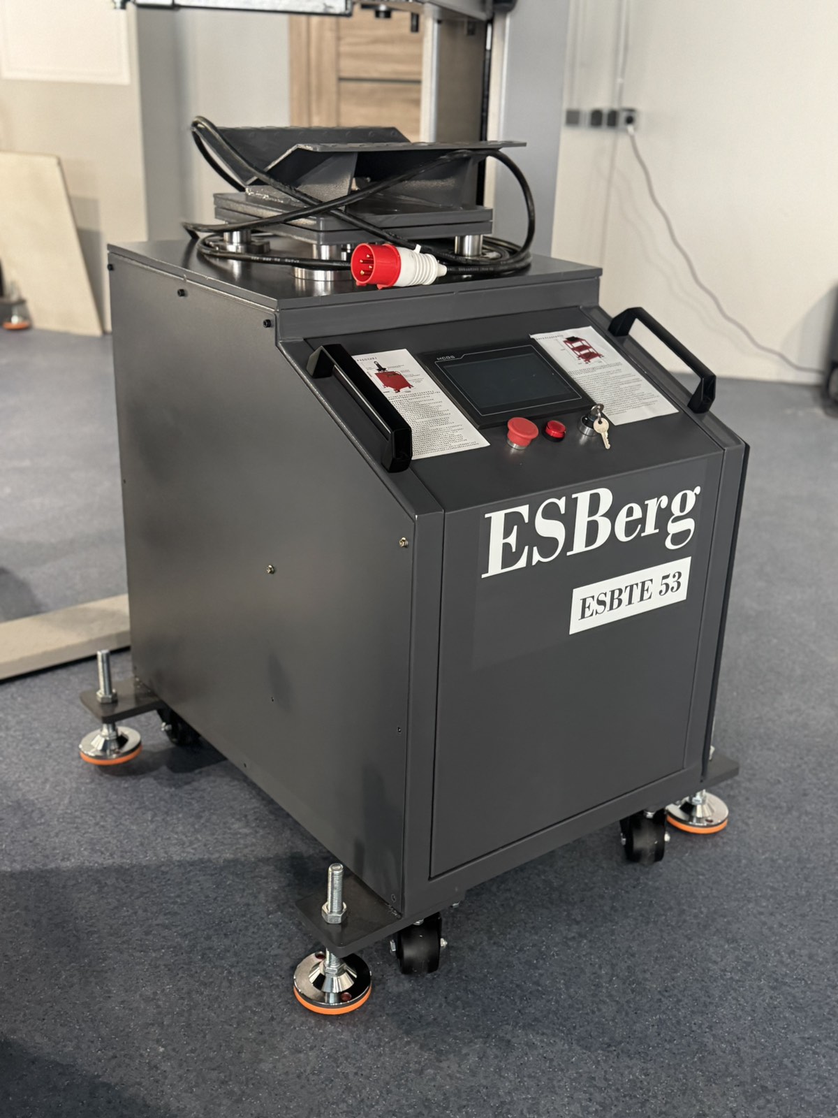 Вибростенд для диагностики подвески с поворотной площадкой ESBerg — детальное фото оборудования для СТО на remkola.by