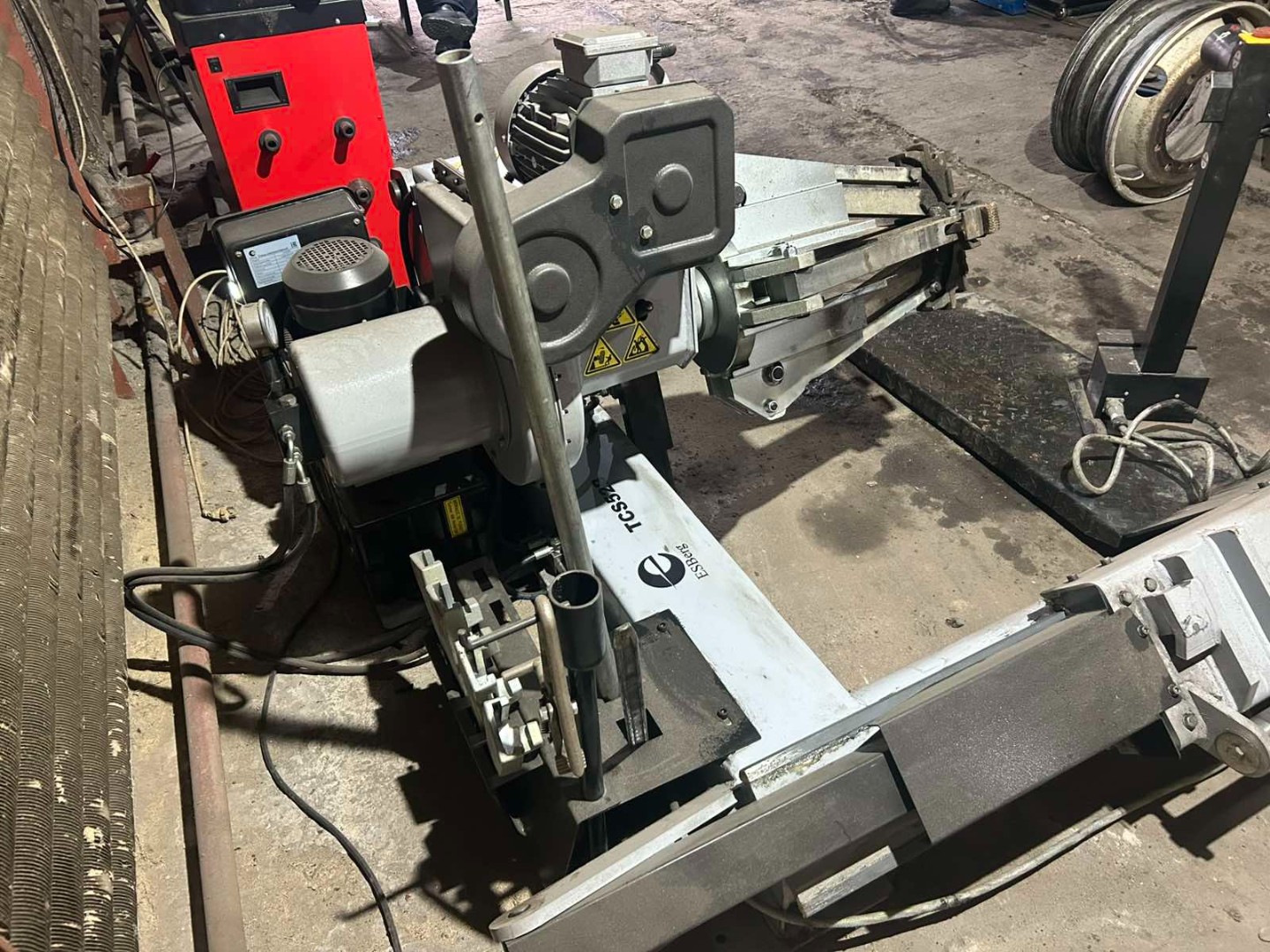 Станок шиномонтажный ESBerg TCS52B