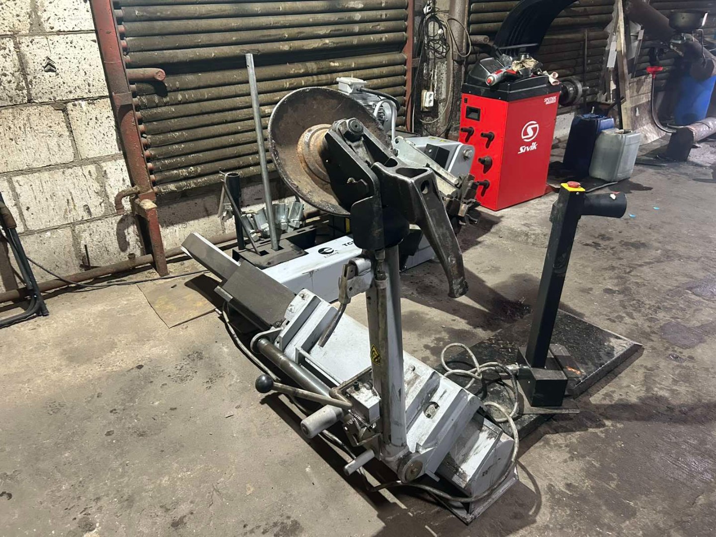 Станок шиномонтажный ESBerg TCS52B