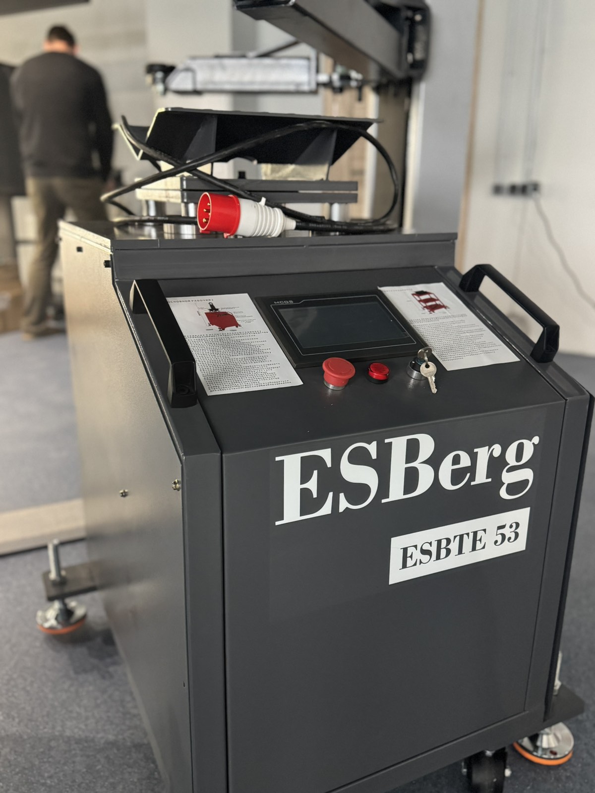 Вибростенд для диагностики подвески с поворотной площадкой ESBerg — детальное фото оборудования для СТО на remkola.by