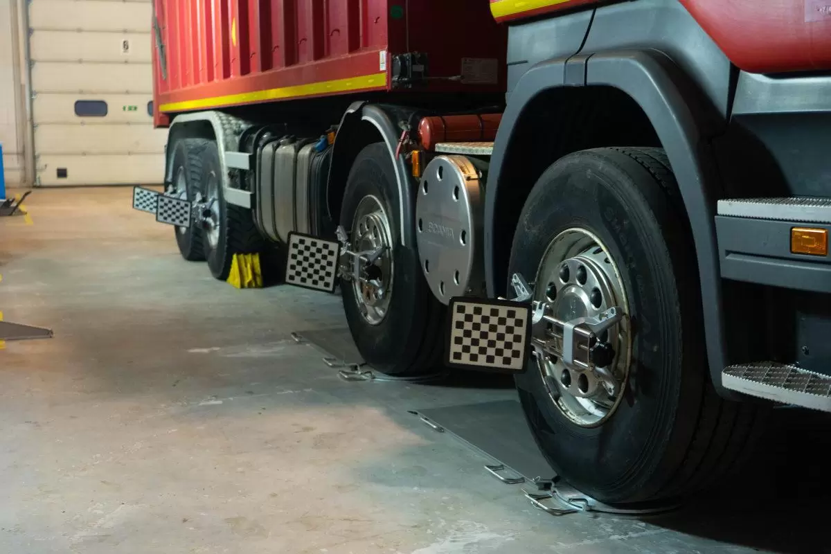 Стенд сход-развал 3D для грузовых автомобилей ТехноВектор 7 Truck T 7204 HTS4 — детальное фото оборудования для СТО на remkola.by