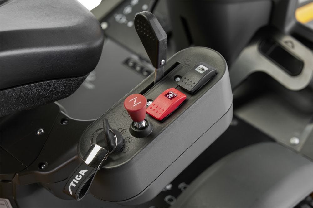Газонокосилка бензиновая с сиденьем STIGA Park 500 WX (Honda) — детальное фото оборудования для СТО на remkola.by