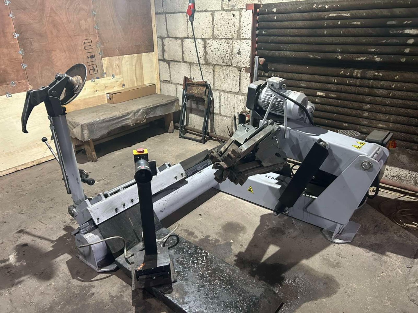 Станок шиномонтажный ESBerg TCS52B